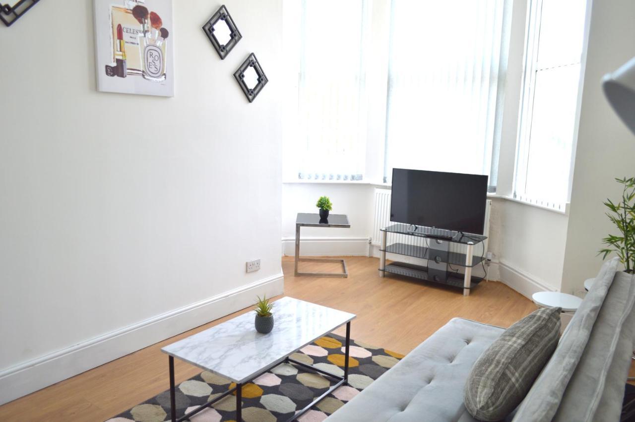 Beautiful Two-Bed Apartment With Driveway Parking Nottingham Zewnętrze zdjęcie